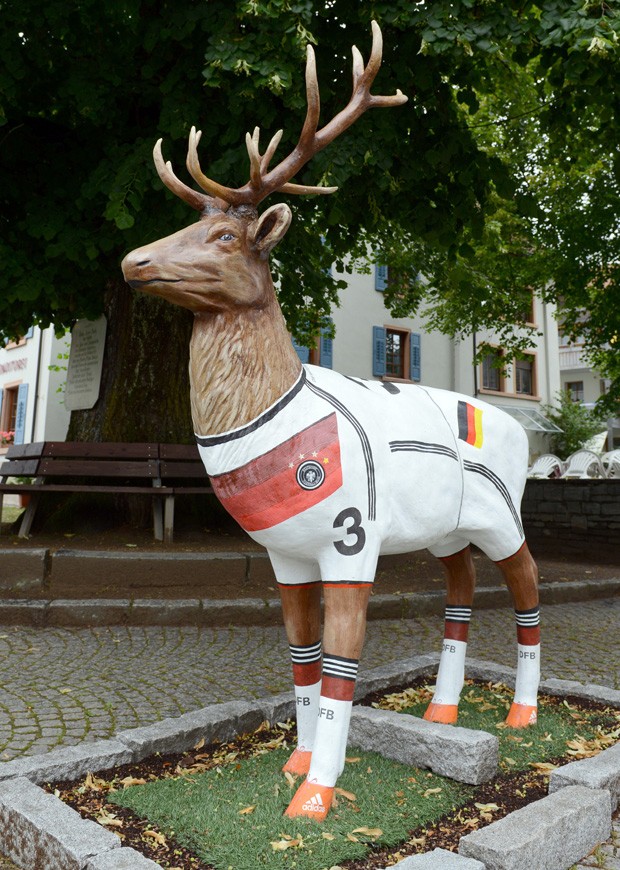 Estátua de veado ganhou pintura que representa uniforme da seleção alemã na cidade de Schönau im Schwarzwald (Foto: Patrick Seeger, DPA/AFP)