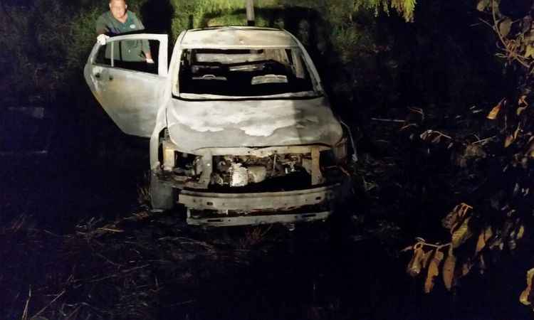 Carro ficou destruído depois do incêndio (foto: Polícia Civil/Divulgação)