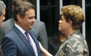 Aécio Neves (PSDB-MG) conversa com a ex-presidente Dilma Rousseff em sessão do impeachment