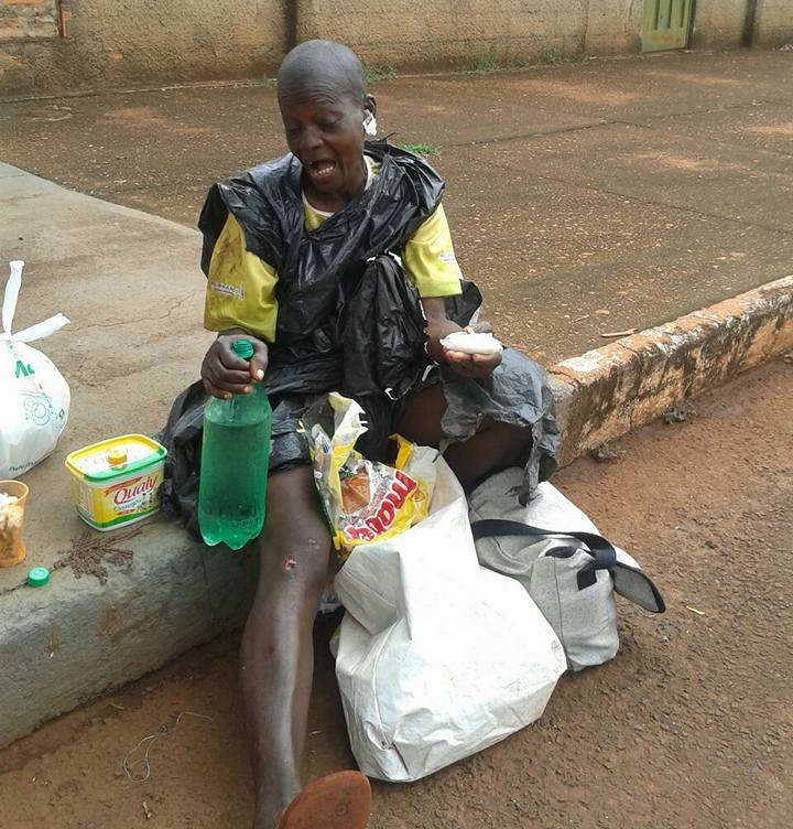 Mulher recebe ajuda de moradores da cidade / Foto: Reprodução