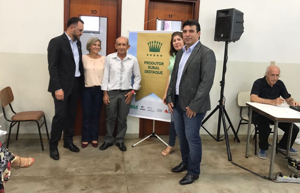 Fórum regional em Ituiutaba. Entrega de título para produtores.