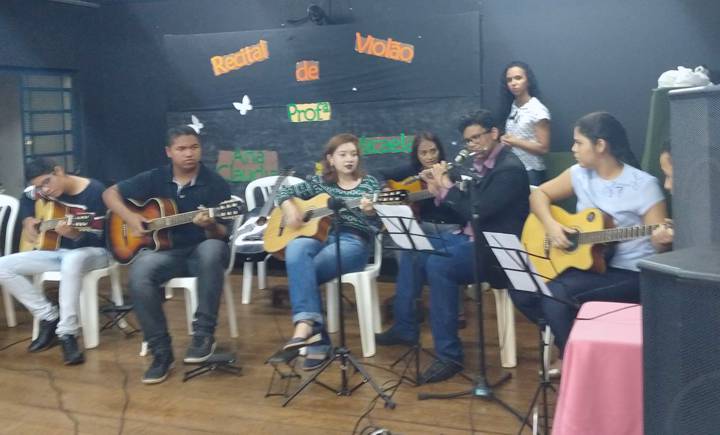 Alunos na escola de Música Vicente de Paula Fontoura (Foto: Divulgação)