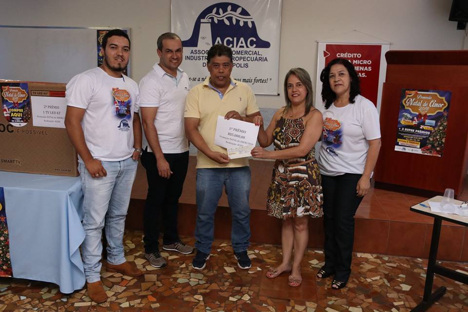 Maria Luzia recebe o prêmio de R$5.000,00 da promoção de natal