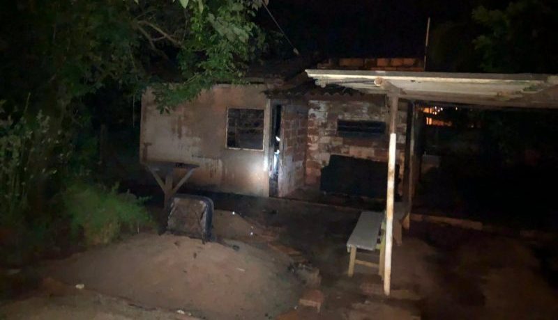 Casa ficou totalmente destruída pelas chamas (Foto: Bombeiros/Divulgação)