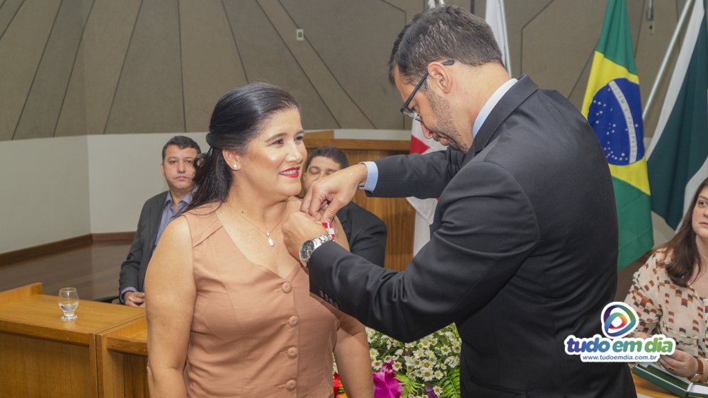 Aparecida das Graças Alves Souza recebeu a medalha das mãos do juiz Dr. Thales Cazonato Corrêa (Foto: Gabriel Kazuto/Tudo Em Dia)