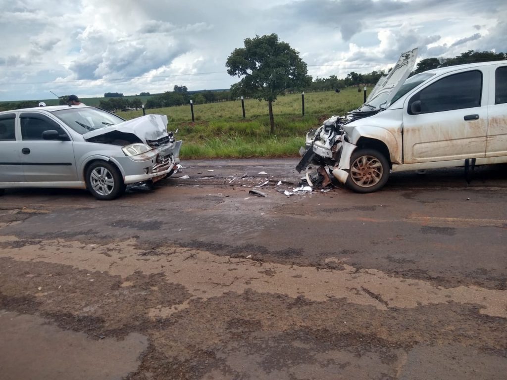 Motorista com sinais de embriaguez bate em outro carro e foge na MG-190, em Iraí de Minas — Foto: Polícia Militar Rodoviária/Divulgação