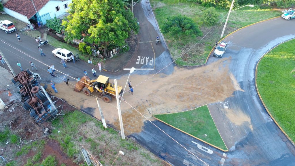 Toda a carga do caminhão vazou e atingiu as águas do córrego São José (Foto: PMMA/Divulgação)