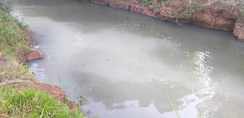 Águas foram atingidas pela carga de leite e o óleo do caminhão (Foto: PMMA/Divulgação)