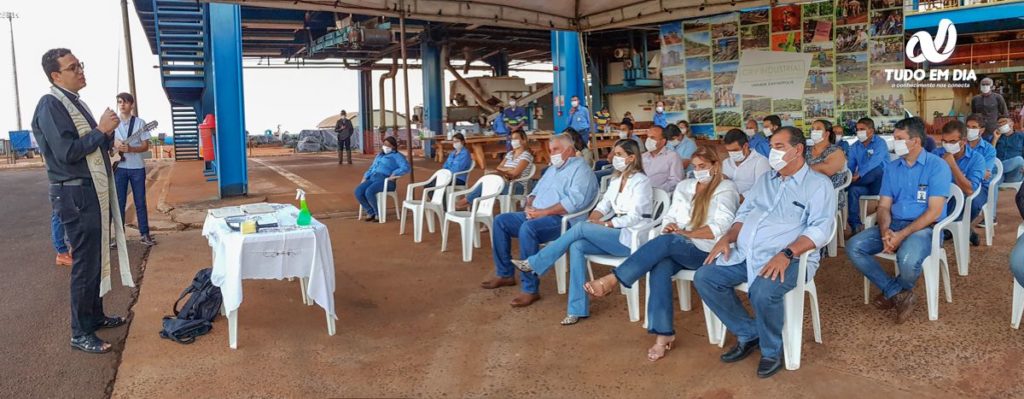 Pe. Eduardo Santos celebra missa para abençoar a início da primeira safra. Os espectadores acompanharam a celebração usando máscaras, devido a pandemia de Covid-19 (Imagem: Paulo Braga / Gabriel Kazuto)