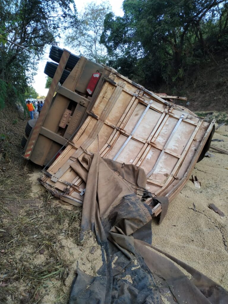 Carga ficou espalhada pela pista | Foto: PRv/Divulgação