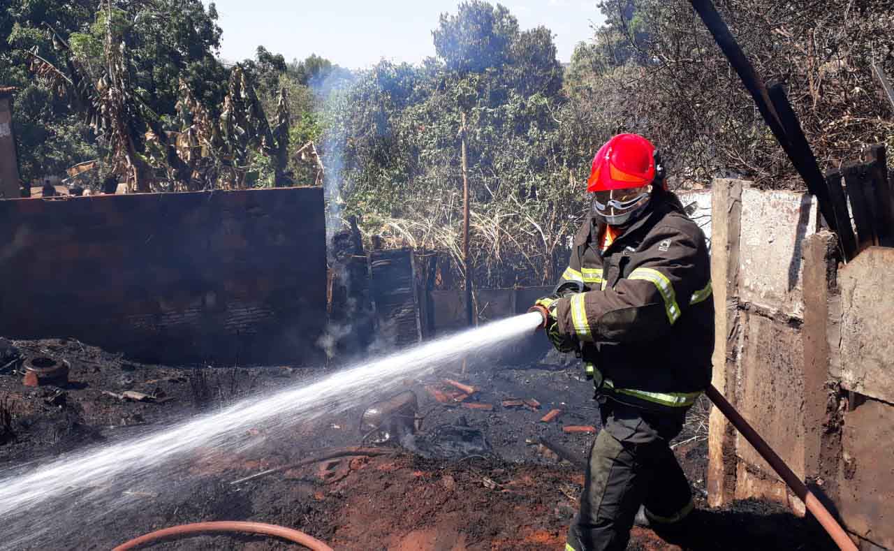 Bombeiro atua na contenção do incêndio | Foto: Bombeiros