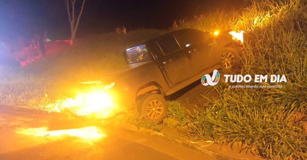 Capinópolis: durante fuga, motorista de caminhonete avança contra policiais que revidaram a tiros