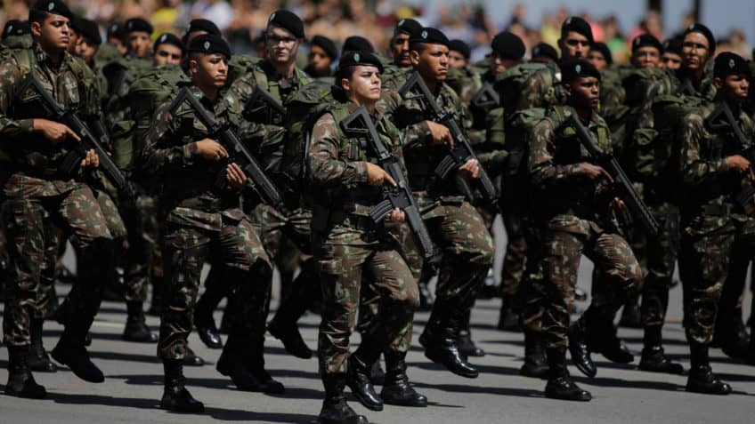 Presidente Jair Bolsonaro, participa da cerimonia em comemoração do Dia do Exercito, ao lado do vice-presidente Hamilton Mourão e ministros. Durante o ato houve a imposição da Ordem do Mérito Militar e medalha Exército brasileiro. Finalizando assistiram a desfile de tropas, no QG do Exercito. Sérgio Lima/Poder360 19.abr.2022