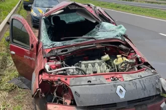 Carro com quatro jovens capota na B5-050, em Uberlândia, quando voltavam de festa universitária — Foto: Corpo de Bombeiros/Divulgação