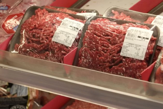 A carne moída deverá ser embalada imediatamente após a moagem, devendo cada pacote do produto ter peso máximo de 1 quilo - Fabio Rodrigues-Pozzebom/Agência Brasil