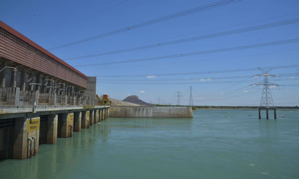 Sobradinho - A Usina Hidrelétrica de Sobradinho tem capacidade total de 1050 megawatts, mas com a falta de água só tem sido possível gerar cerca de 160 megawatts (Marcello Casal Jr/Agência Brasil)