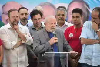 Kalil (à dir.) informou que pesquisas internas apontam Lula (ao centro) à frente de Jair Bolsonaro em Minas (foto: Alexandre Guzanshe/EM/D.A Press)