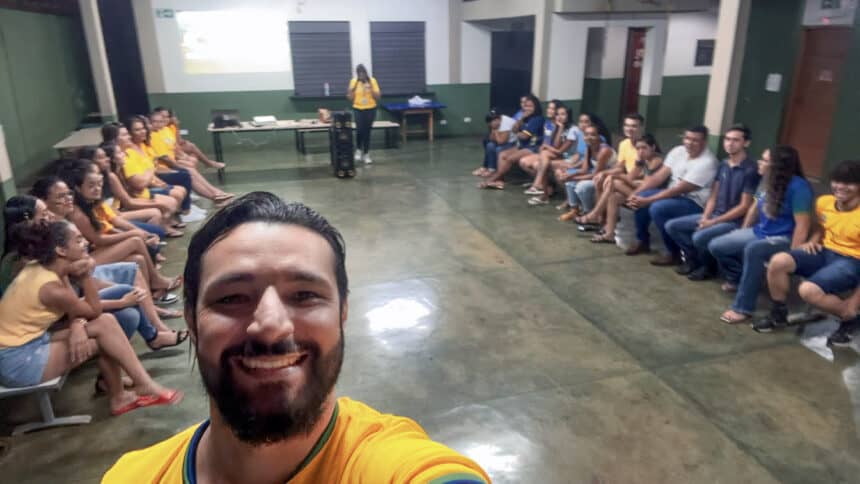 Paulo Braga, professor de Administração, junto aos alunos do Senac em Capinópolis