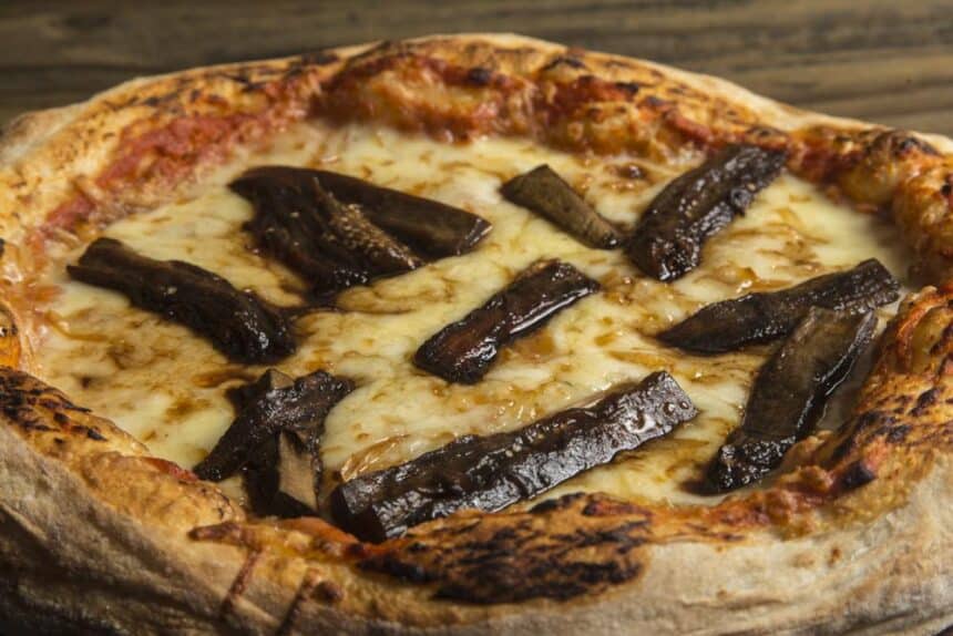 A pizza Copa do Mundo tem massa de fermentação natural, leve e deliciosa, o marcante sabor de queijo defumado em contraste com o agridoce da berinjela em conserva Marcos Campos