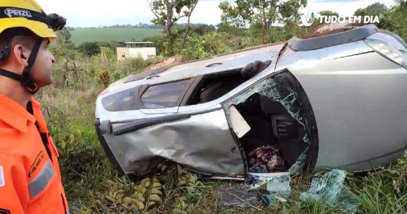 Testemunhas afirmaram aos bombeiros que o motorista tentou fazer uma ultrapassagem e perdeu o controle da direção | Foto: Bombeiros/Divulgação