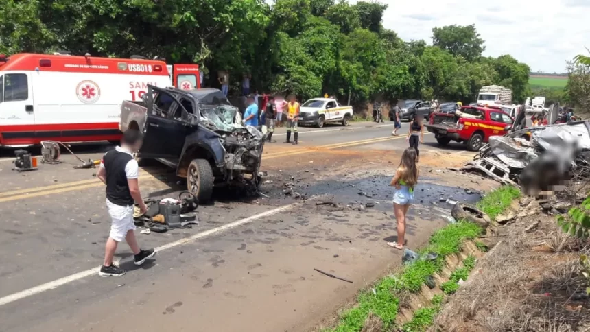 Veículos ficaram destruídos com o impacto | Foto: Bombeiros