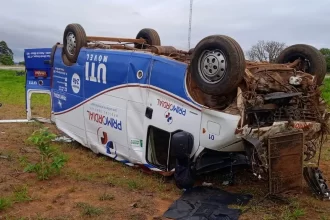 Ambulância capotou na BR-146 em Cruzeiro da Fortaleza — Foto: Corpo de Bombeiros