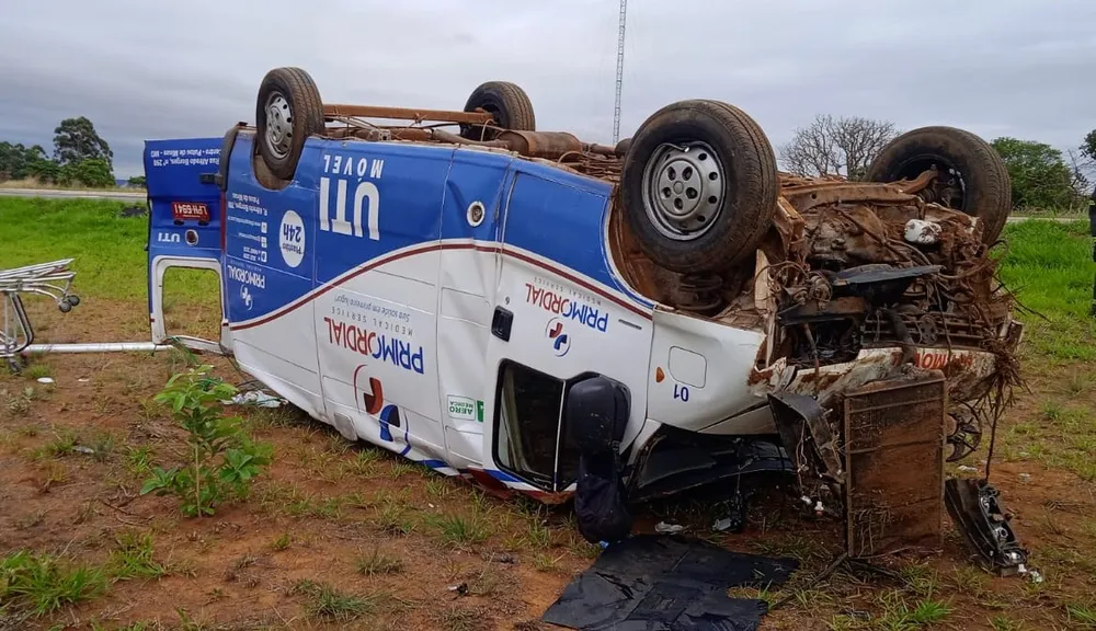 Ambulância capotou na BR-146 em Cruzeiro da Fortaleza — Foto: Corpo de Bombeiros