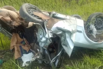 Carro dirigido pela vítima ficou destruído após ser esmagado por carreta em rodovia de Minas Gerais Imagem: Corpo de Bombeiros de Minas Gerais/Reprodução