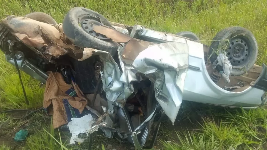 Carro dirigido pela vítima ficou destruído após ser esmagado por carreta em rodovia de Minas Gerais Imagem: Corpo de Bombeiros de Minas Gerais/Reprodução