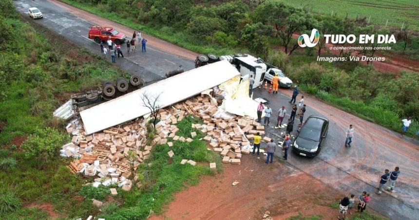 Carga de carne ficou espalhada durante tombamento de carreta na MGC-452 | Foto: Via Drones