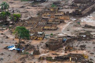 Área afetada pelo rompimento de barragem no distrito de Bento Rodrigues, zona rural de Mariana, em Minas Gerais