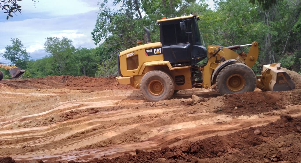 Máquina trabalha na manutenção de vias rurais em Cascalho Rico