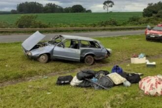 Pneu do veículo estourou e motorista perdeu controle | Foto: Bombeiros/Uberlândia