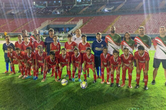 Equipe técnica e o prefeito de Capinópolis junto ao time Sub-11 de Capinópolis | Foto: Departamento de Esportes