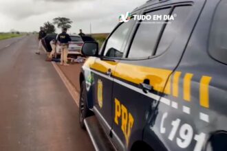 A imagem mostra os policiais abordando os criminosos que haviam solicitado uma corrida de aplicativo para assaltar o motorista em Jataí, GO