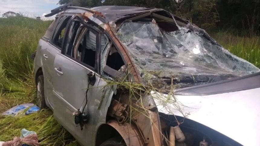 O veículo, de 7 lugares, capotou após o motorista perder o controle de direção na BR-146 em Patos de Minas | Foto: Polícia Militar Rodoviária