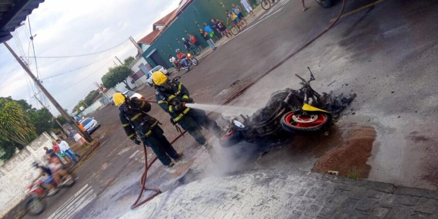 Motocicleta foi totalmente consumida pelo incêndio — Foto: Bombeiros/divulgação