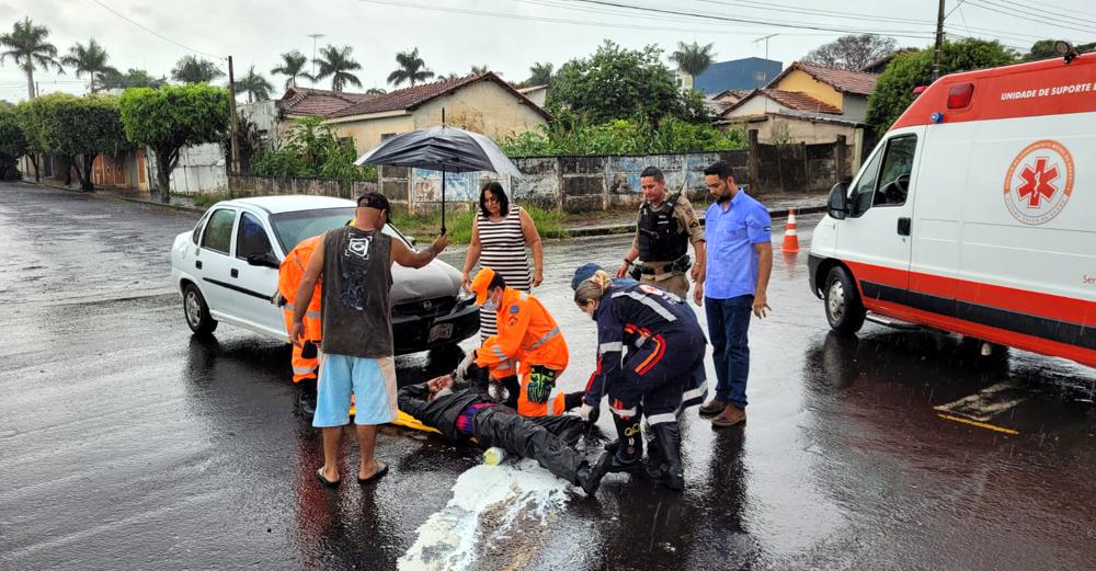 Motociclista ficou ferido durante acidente | Foto: Bombeiros/Divulgação