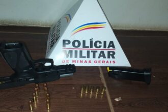 Pistola 9MM foi apreendida, juntamente com cartuchos | Foto: PMMG/divulgação