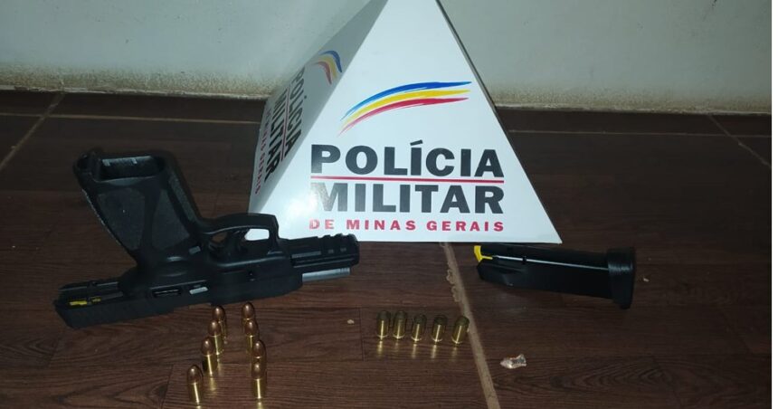 Pistola 9MM foi apreendida, juntamente com cartuchos | Foto: PMMG/divulgação