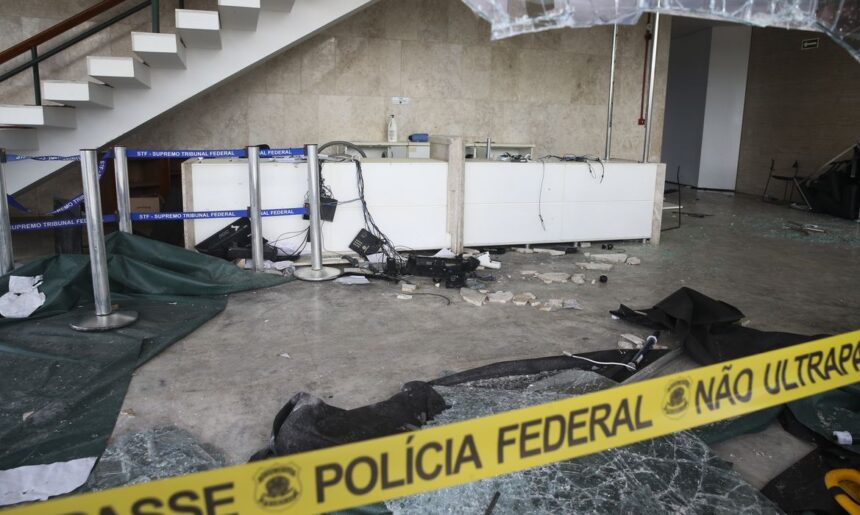 Palácio do Supremo Tribunal Federal destruído, após distúrbios antidemocráticos no ultimo domingo