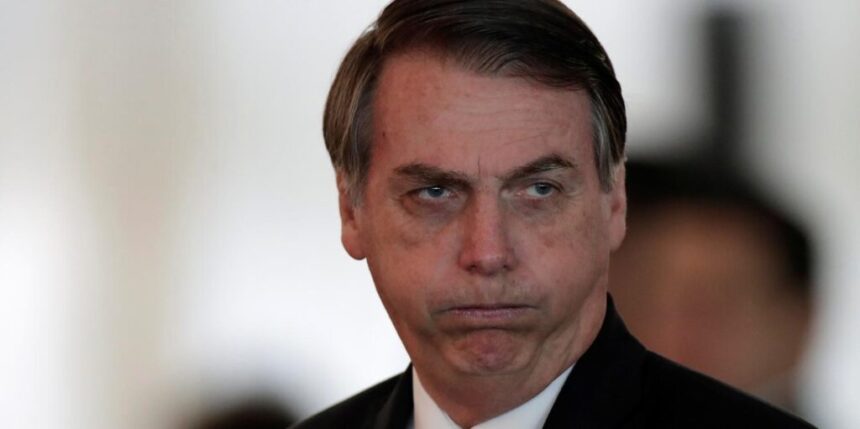 Ex-presidente Jair Bolsonaro gastou R$27 milhões no cartão corporativo, mesmo dizendo que não gastava nada. O sigilo foi retirado pelo Governo Lula.