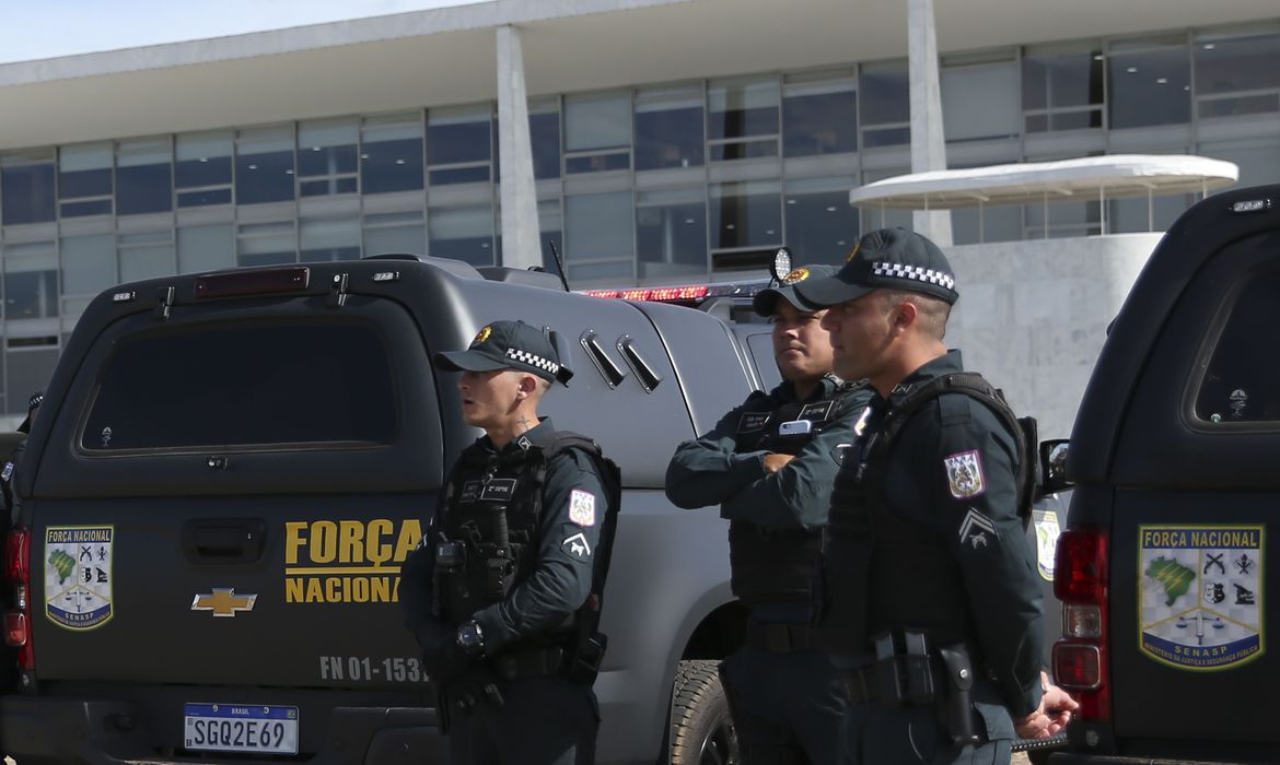 Militares e Veículos da Força Nacional de Segurança Pública do Brasil, são vistos em frente ao Palácio do Planalto em Brasília / José Cruz/Agência Brasil