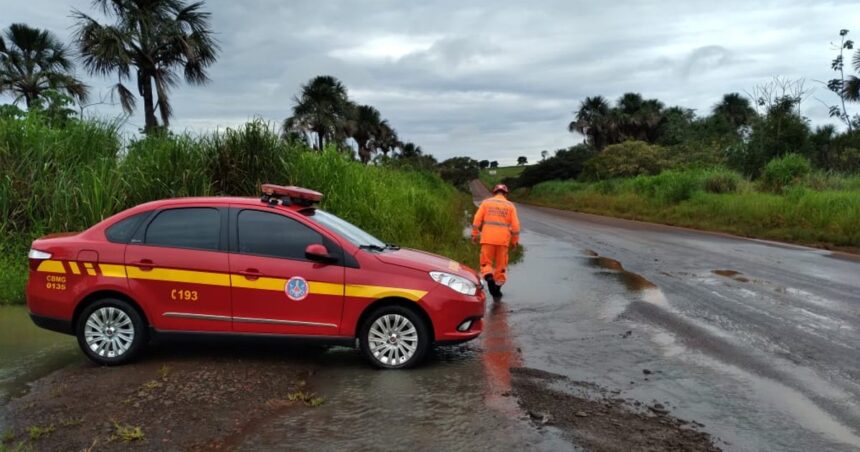 Local é constantemente alagado após chuvas — Foto: Bombeiros/Divulgação