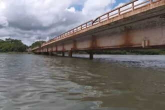 Ponte fica instalada no Rio Grande, entre Colômbia (SP) e Planura (MG)