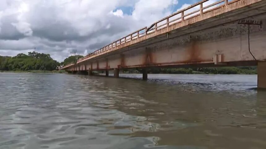 Ponte fica instalada no Rio Grande, entre Colômbia (SP) e Planura (MG)