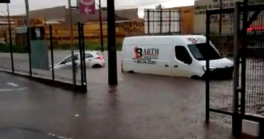 Três ocupantes de um carro foram resgatadas na Avenida Deputado José Marcus Cherém (Foto/Reprodução/Redes sociais)