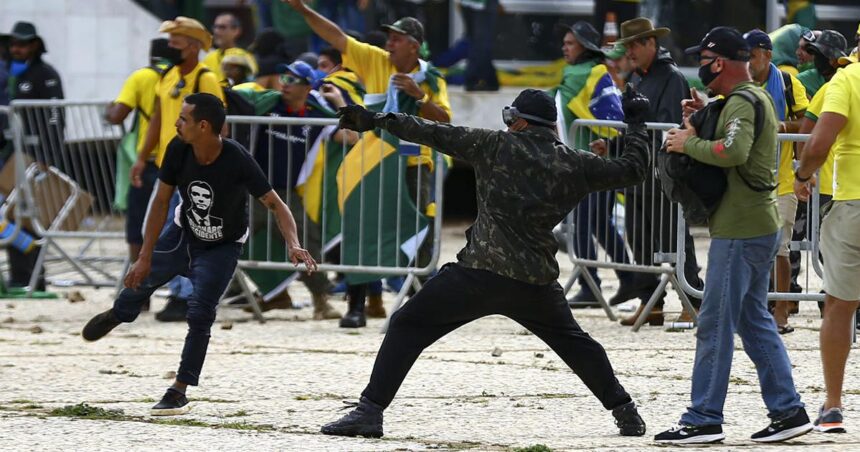 Manifestantes invadem Congresso, STF e Palácio do Planalto