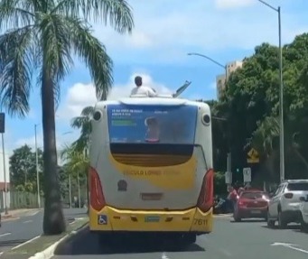 Passageiros são flagrados com corpo fora de Ônibus em Uberlândia