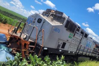 Menino de 8 anos é arremessado após carro ser atingido por locomotiva em Lagoa da Prata